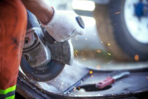 Handwerker mit Kreissäge als Symbol für Arbeitsunfall