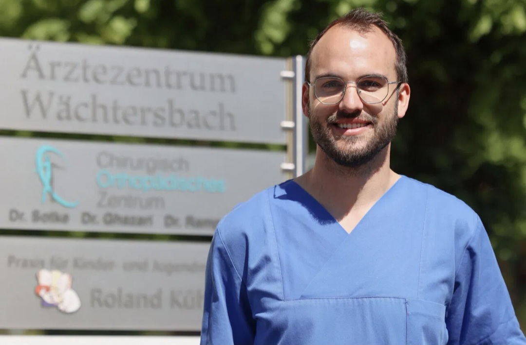 Dr.Kleemann Dr.Kleemann vor dem Praxisschild